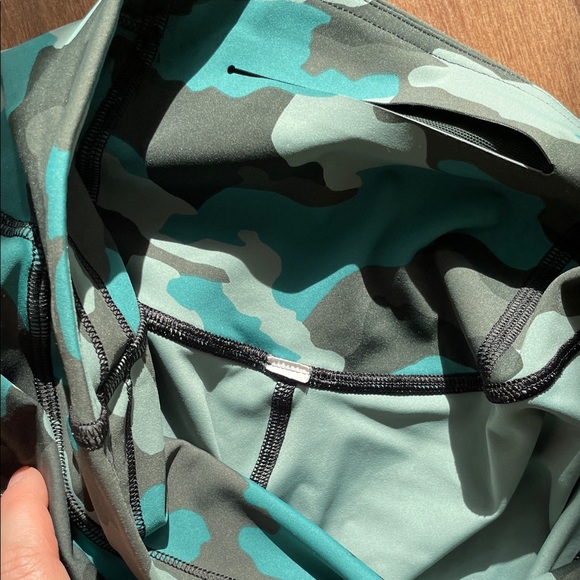 Lululemon Heritage 365 Camo Tidewater Teal Multi Leggings, size 8 - Picture 10 of 10